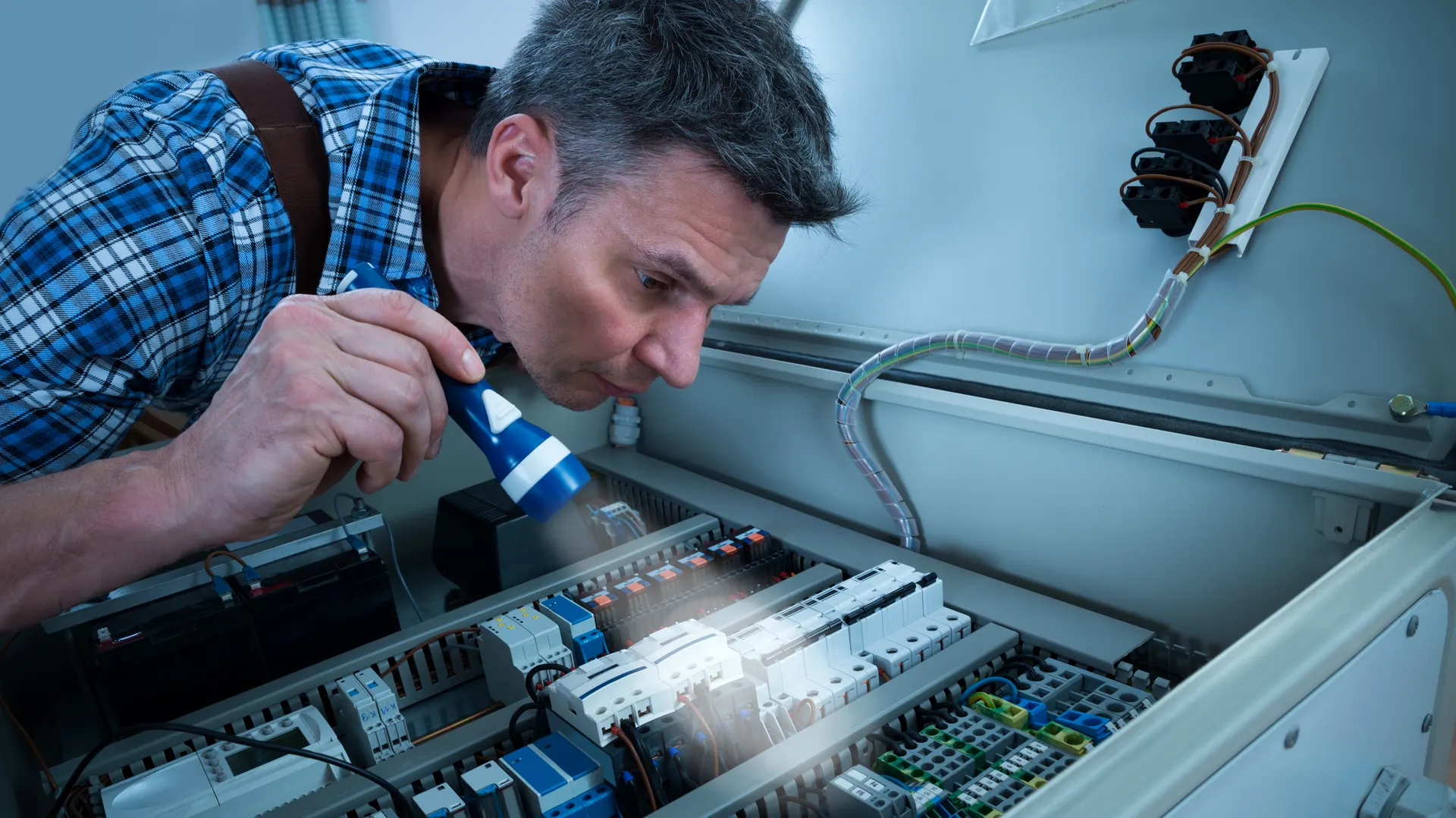 Électricien professionnel en intervention à Argenteuil